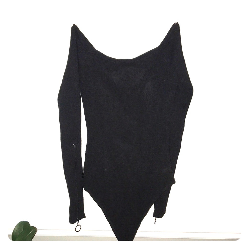 Off both shoulders long sleeve crop top